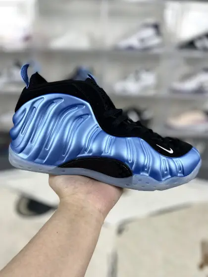▪️H版公司级 Nike Foamposite One one university blue 喷泡 中帮 复古篮球鞋 男款 北卡蓝喷 喷泡 ▪️1997年是NIKE发展转型的时期,随着飞人乔丹年龄的增长,球风日益稳健,刺激眼球的镜头越来越少,NIKE便选择了球风劲爆、有乔丹接班人之称的—“便士”哈达威成为当家代言人,Nike Air Foamposite One随之上市,国内的球迷也亲切的称其为“喷”.Eric Avar运用了当时世界上鞋类产品最高端的科技——改良后的双层Zoom Air气垫和大面积碳板,因此拥有澎湃脚感,鞋面则采用了Foamposite一体成型鞋面技术,不但具备靓丽的外观和金属的质感,更为鞋子提供了良好的包裹性和支撑性,从而提高了鞋身整体的稳定性.Foamposite One堪称Nike史上最漂亮的鞋款之一,被誉为“来自外太空之作”和“超越时代的篮球鞋”,不但在球鞋设计、球鞋科技领域独树一帜,甚至改变了人们对于球鞋的审美,可以说,它将篮球运动的魅力和耐克的球鞋设计理念提升到了全新的高度. ▪️ (40 40.5 41 42 42.5 43 44 44.5 45 46 47) ▪️货号:314996-402/644791-402